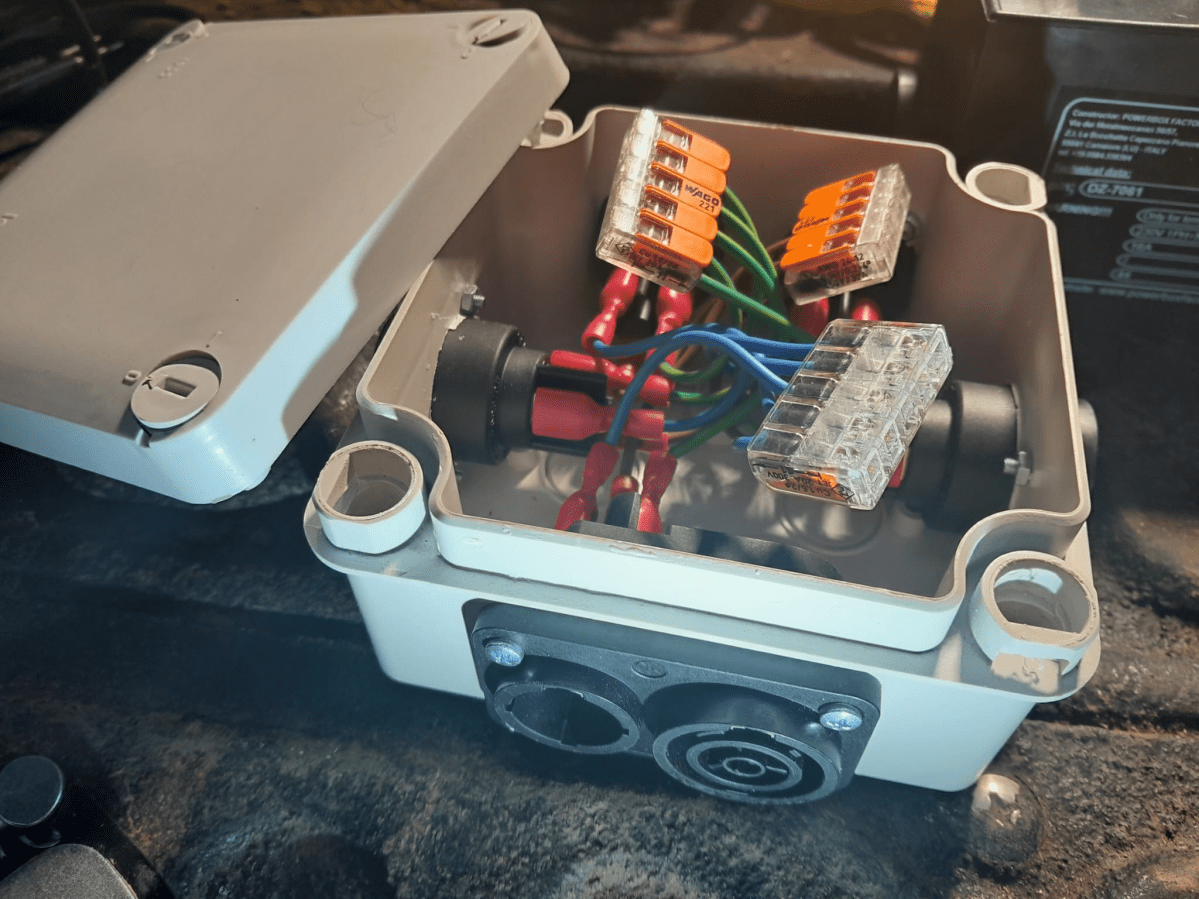 Building a Neutrik powerCON True1 TOP distribution from a LeGrand Plexo junction&nbsp;box